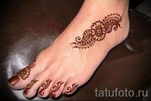 dessins au henné sur la lumière du pied - variations sur un tatouage au henné temporaire 05082016 2008 tatufoto.ru