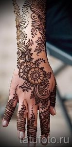 gentle mehendi on her arm - a temporary henna tattoo photo 1007 tatufoto.ru