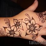 inscriptions mehendi sur la main - photo temporaire tatouage au henné 1009 tatufoto.ru