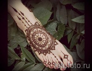 mandala mehendi sur sa jambe - options pour tatouage au henné temporaire sur 05082016 1030 tatufoto.ru