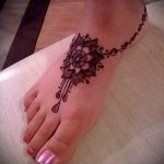 mehendi Designs auf den Fuß - Optionen für temporäre Henna-Tattoo auf 05082016 2056 tatufoto.ru