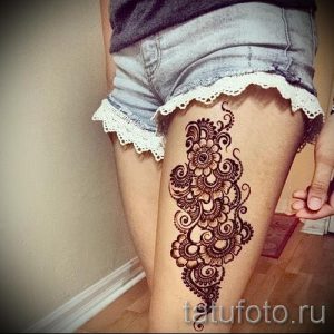 mehendi Feder auf seinem Bein - die Möglichkeiten der temporären Henna-Tattoo auf 05082016 1063 tatufoto.ru