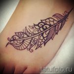 mehendi Feder auf seinem Bein - die Möglichkeiten der temporären Henna-Tattoo auf 05082016 2064 tatufoto.ru