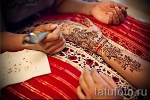mehendi Inschriften auf der Hand - Foto temporäre Henna-Tattoo 1078 tatufoto.ru