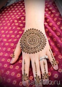 mehendi Muster auf der Hand - eine temporäre Henna-Tattoo Foto 2081 tatufoto.ru