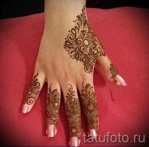 mehendi an den Fingern - eine temporäre Henna-Tattoo Foto 2019 tatufoto.ru