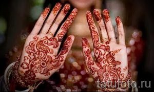 mehendi an den Händen von zwei Fotos - Fotos temporäre Henna-Tattoo 1020 tatufoto.ru