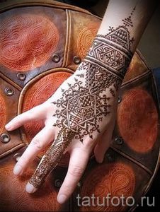 mehendi auf Handgeometrie - eine temporäre Henna-Tattoo Foto 1054 tatufoto.ru