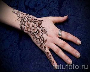 mehendi auf der Hand Blumen - Foto temporäre Henna-Tattoo 1023 tatufoto.ru