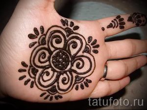 mehendi auf der Hand Blumen - Foto temporäre Henna-Tattoo 2024 tatufoto.ru