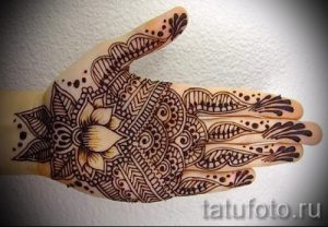 mehendi auf der Hand Lotus - eine temporäre Henna-Tattoo Foto 1030 tatufoto.ru