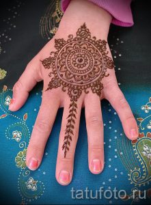 mehendi auf der Hand Mandala - eine temporäre Henna-Tattoo Foto 1031 tatufoto.ru