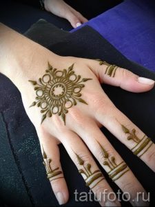 mehendi auf der Hand für Anfänger - Bild temporäre Henna-Tattoo 1025 tatufoto.ru