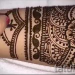 mehendi auf der Innenseite des Armes - Foto temporäre Henna-Tattoo 1039 tatufoto.ru