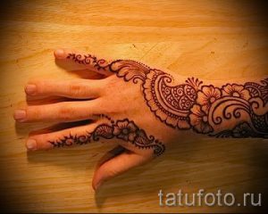 mehendi auf der rechten Hand - eine temporäre Henna-Tattoo Foto 1041 tatufoto.ru