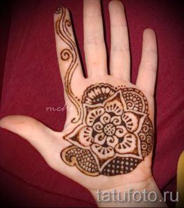 mehendi auf einer Hand Foto Bilder - Foto von temporäre Henna-Tattoo 1043 tatufoto.ru