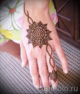 mehendi auf einer Hand Foto Bilder - Foto von temporäre Henna-Tattoo 2044 tatufoto.ru