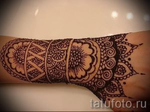 mehendi auf einer Hand Foto für Mädchen - eine temporäre Henna-Tattoo Foto 2046 tatufoto.ru