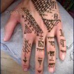 mehendi auf einer Hand Männer - eine temporäre Henna-Tattoo Foto 1047 tatufoto.ru