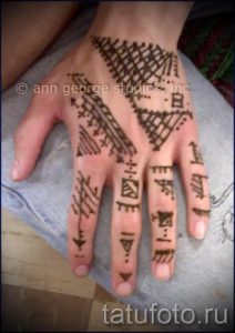 mehendi auf einer Hand Männer - eine temporäre Henna-Tattoo Foto 1047 tatufoto.ru