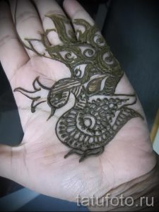mehendi auf einer Hand Vogel - Bild temporäre Henna-Tattoo 1050 tatufoto.ru