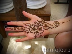 mehendi auf ihre Handzeichnung - Foto temporäre Henna-Tattoo 1055 tatufoto.ru