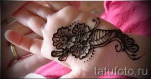 mehendi auf ihre Handzeichnung - Foto temporäre Henna-Tattoo 2056 tatufoto.ru