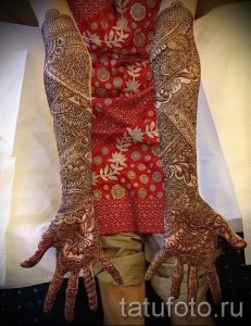 mehendi auf ihrem Arm bis zum Ellbogen - eine temporäre Henna-Tattoo Foto 1060 tatufoto.ru