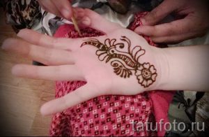 mehendi auf ihrem Arm ein wenig - Bild temporäre Henna-Tattoo 1061 tatufoto.ru