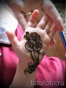 mehendi auf ihrem Arm ein wenig - Bild temporäre Henna-Tattoo 3063 tatufoto.ru