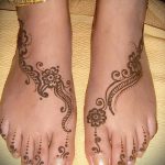 mehendi auf ihrem Bein ein wenig - Optionen für temporäre Henna-Tattoo auf 05082016 1040 tatufoto.ru