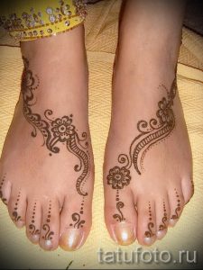 mehendi auf ihrem Bein ein wenig - Optionen für temporäre Henna-Tattoo auf 05082016 1040 tatufoto.ru
