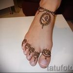 mehendi auf ihrem Bein in Form eines Armbandes - Optionen für temporäre Henna-Tattoo auf 05082016 1044 tatufoto.ru
