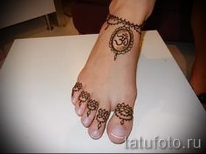 mehendi auf ihrem Bein in Form eines Armbandes - Optionen für temporäre Henna-Tattoo auf 05082016 1044 tatufoto.ru