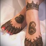 mehendi auf ihrem Bein in Form eines Armbandes - Optionen für temporäre Henna-Tattoo auf 05082016 2045 tatufoto.ru