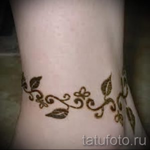 mehendi auf ihrem Bein in Form eines Armbandes - Optionen für temporäre Henna-Tattoo auf 05082016 3046 tatufoto.ru