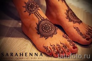 mehendi auf ihren Zehen - Optionen für temporäre Henna-Tattoo auf 05082016 1047 tatufoto.ru