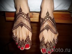 mehendi auf ihren Zehen - Optionen für temporäre Henna-Tattoo auf 05082016 2048 tatufoto.ru