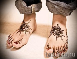 mehendi auf ihren Zehen - Optionen für temporäre Henna-Tattoo auf 05082016 3049 tatufoto.ru