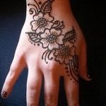 mehendi auf ihrer Hand Blume - Foto temporäre Henna-Tattoo 1067 tatufoto.ru