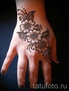 mehendi auf ihrer Hand Blume - Foto temporäre Henna-Tattoo 1067 tatufoto.ru