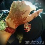 mehendi auf ihrer Hand die Krone - eine temporäre Henna-Tattoo Foto 1068 tatufoto.ru
