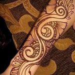 mehendi douce sur son bras - une photo de tatouage au henné temporaire 1071 tatufoto.ru