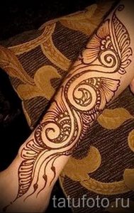 mehendi douce sur son bras - une photo de tatouage au henné temporaire 1071 tatufoto.ru
