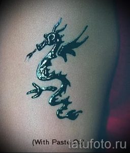 mehendi dragon sur son bras - une photo de tatouage au henné temporaire 1074 tatufoto.ru