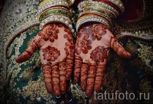 mehendi henna on her hand - a temporary henna tattoo photo 2077 tatufoto.ru