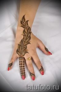 mehendi on a hand bird feather - Photo temporary henna tattoo 1088 tatufoto.ru