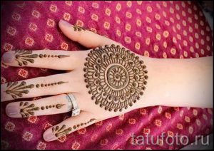 mehendi on a hand photo for girls - a temporary henna tattoo photo 3093 tatufoto.ru