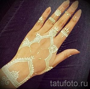 mehendi on a white hand with henna - a temporary henna tattoo photo 1097 tatufoto.ru