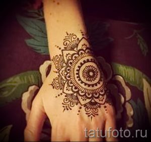 mehendi on hand mandala - a temporary henna tattoo photo 1111 tatufoto.ru